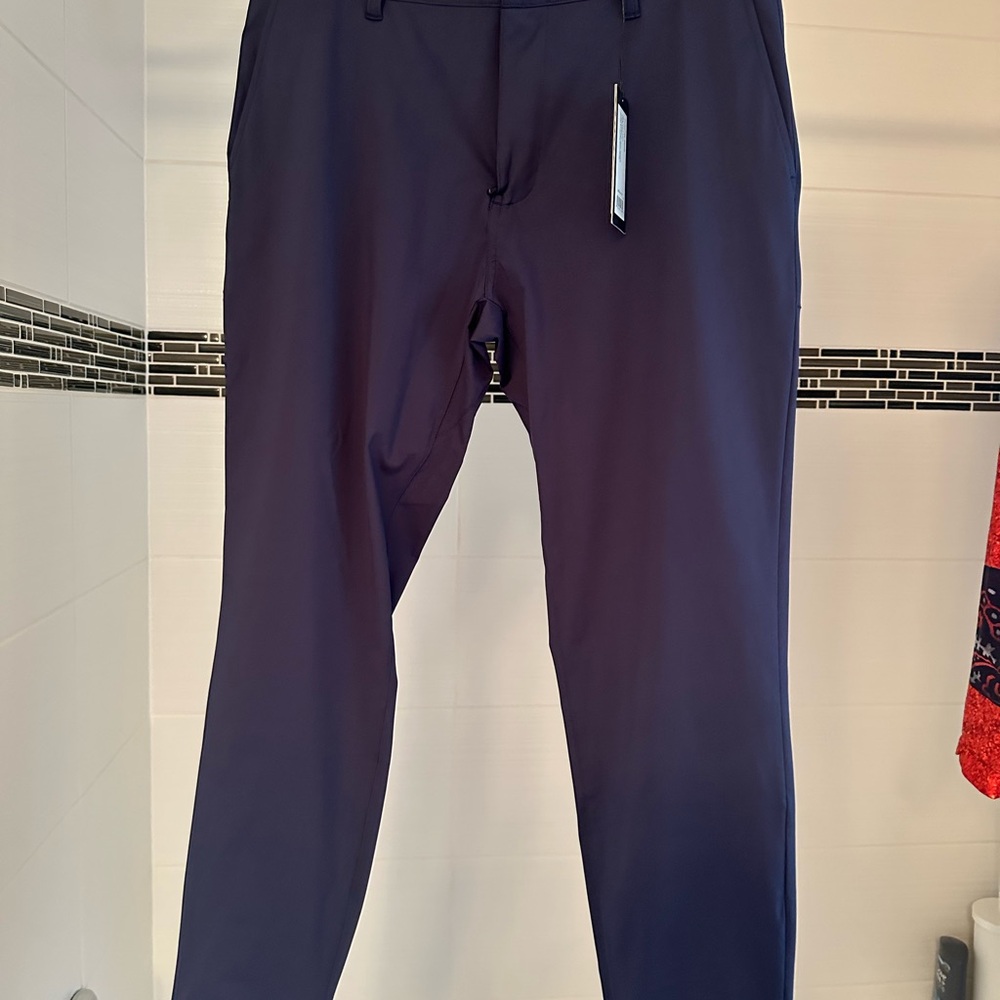 Brand new never worn Rhone Commuter Jogger size 32 Dark Blue